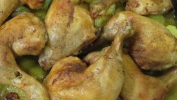 Recepta de cuina de Cuixes de pollastre al forn amb llit de patates i ceba